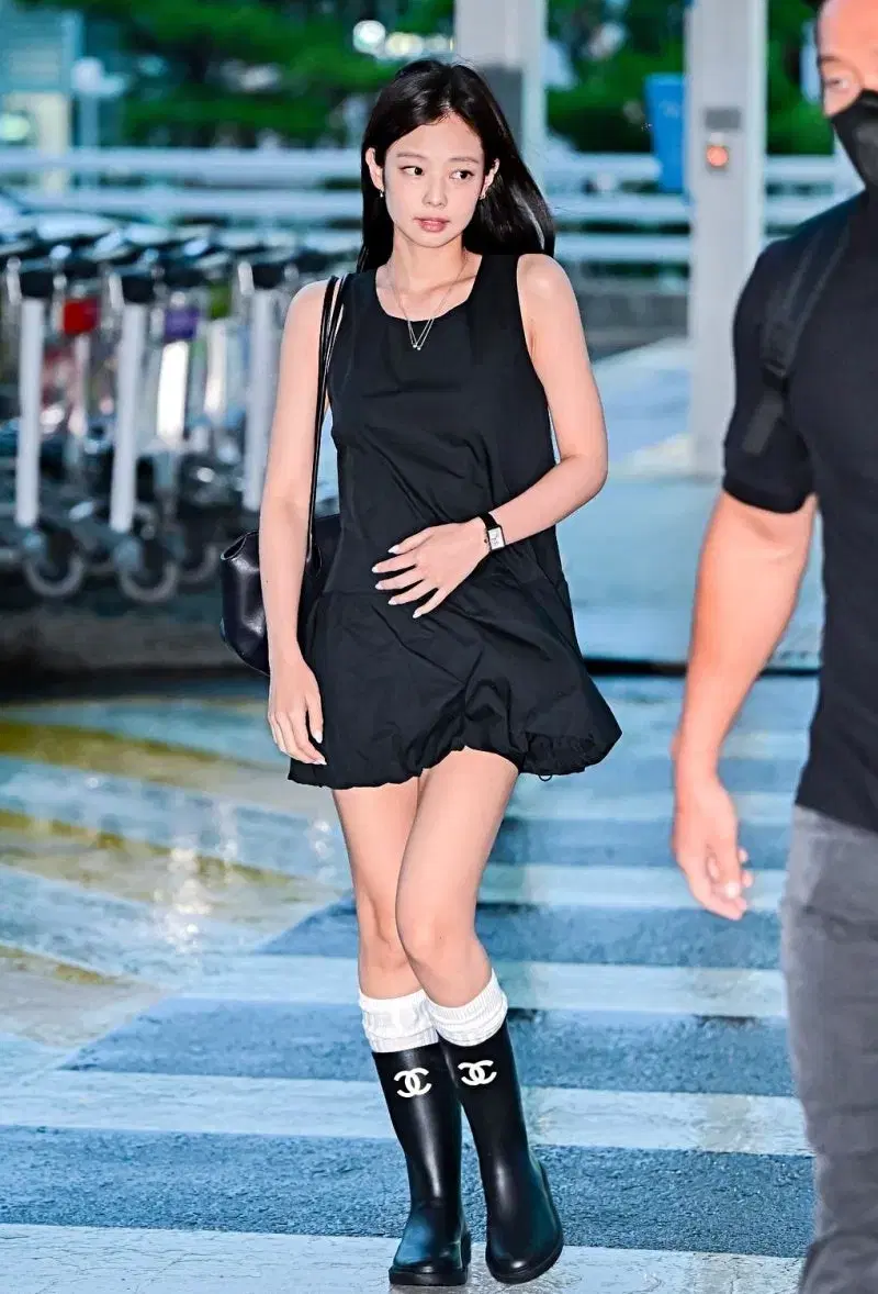Jennie着用 AMOMENTO VOLUME MINI DRESS 韓国 Jennie着用 AMOMENTO VOLUME MINI DRESS 韓国 Jennie着用